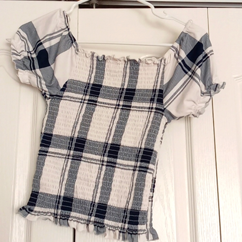 Small rue 21 crop top with puffed sleeves